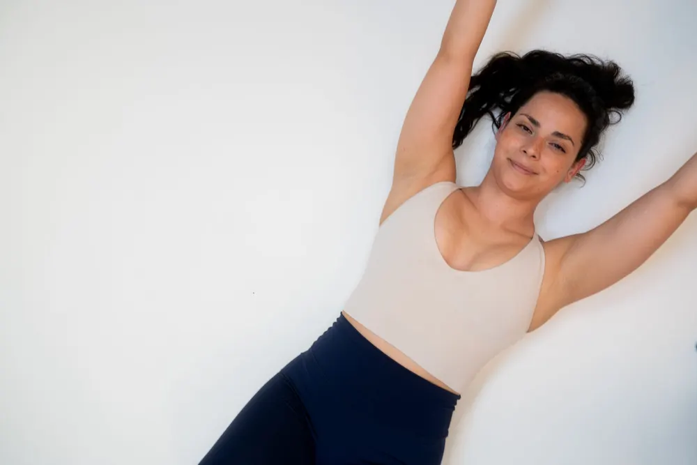 Student på matte under pilates-utdanning